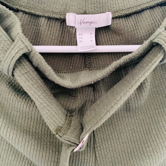 Olive green cropped pants, adjustable belt. - Picture 4 of 5